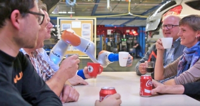 ربات های جدید فورد در کنار ساخت خودرو می توانند برای کارگران قهوه بریزند