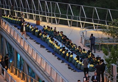 برپایی سفره ۲۷۰ متری افطاری ساده بر روی «پل طبیعت»