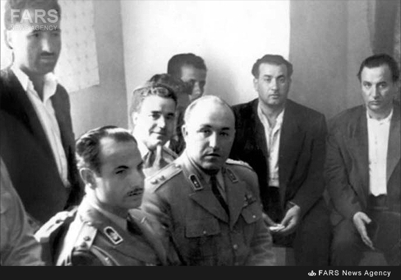 شهید طیب حاج رضایی در یکی از دستگیری‌های خود در اواسط دهه 30