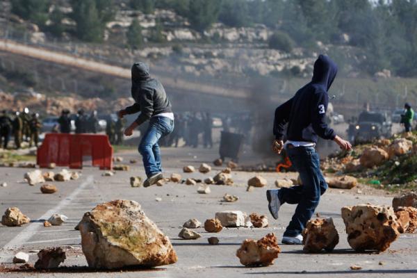 جوانان فلسطینی با خون خویش از مسجد الاقصی دفاع می کنند