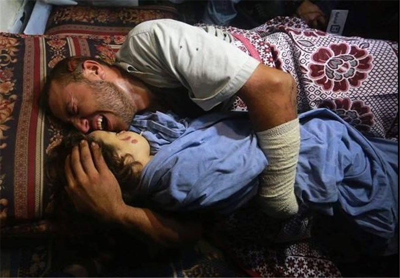 وداع پدر فلسطینی با دختر دوساله شهیدش + تصویر