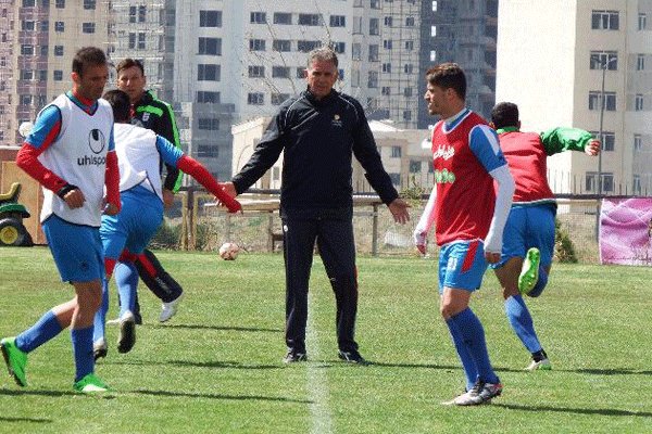 مهدوی کیا: مگر می شود یک تیم ملی اسپانسر نداشته باشد؟/ پرسپولیس قهرمان می شود