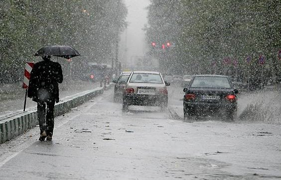 بارش برف و باران و ترافیک نیمه سنگین در جاده‌های کشور