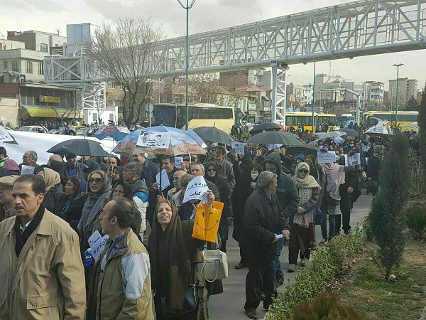 تجمع مردم خواستار استیضاح آخوندی مقابل مجلس