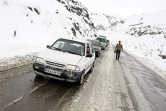 بارش برف و لغزندگی جاده‌ها در استان‌های غربی و شمالی کشور/ محدودیت تردد وسایل نقلیه در برخی از محورها