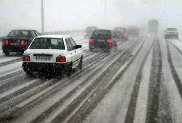 بارش برف و باران و ترافیک نیمه سنگین در جاده‌های کشور