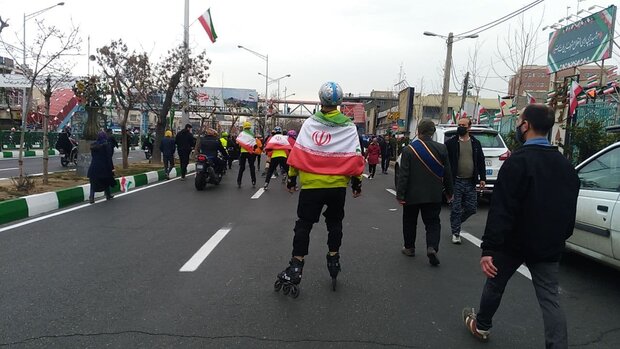 آغاز راهپیمایی ۲۲ بهمن در ۱۵۰۰ شهر و ۳۰۰۰ روستای ایران/اهتزاز پرچم ایران در «ملک سلیمان»