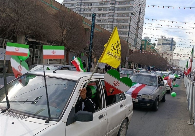 آغاز راهپیمایی ۲۲ بهمن در ۱۵۰۰ شهر و ۳۰۰۰ روستای ایران/اهتزاز پرچم ایران در «ملک سلیمان»