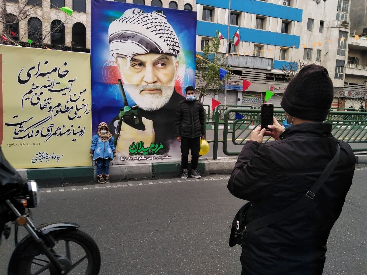 آغاز راهپیمایی ۲۲ بهمن در ۱۵۰۰ شهر و ۳۰۰۰ روستای ایران/اهتزاز پرچم ایران در «ملک سلیمان»