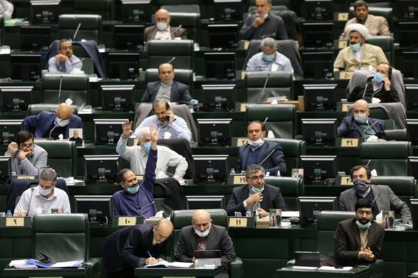 معافیت مالیاتی هنرمندان؛ راهکار غلط مجلس و دولت انقلابی برای جلب نظر اهالی هنر!