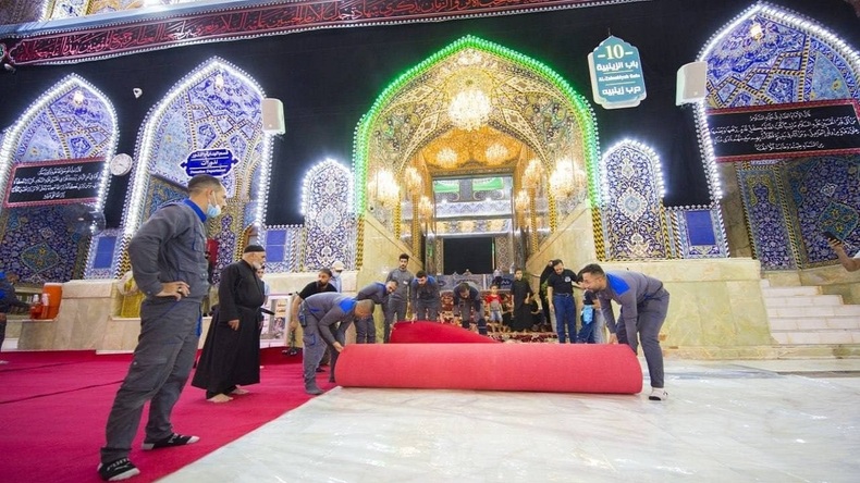 مفروش کردن حرم امام حسین (ع) به مناسبت محرم