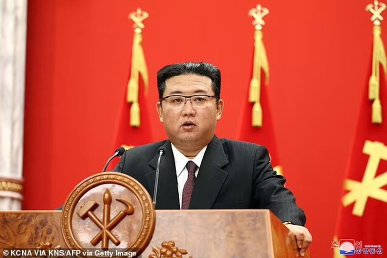 رهبر کره شمالی عکس پدر و پدربزرگش را حذف کرد!