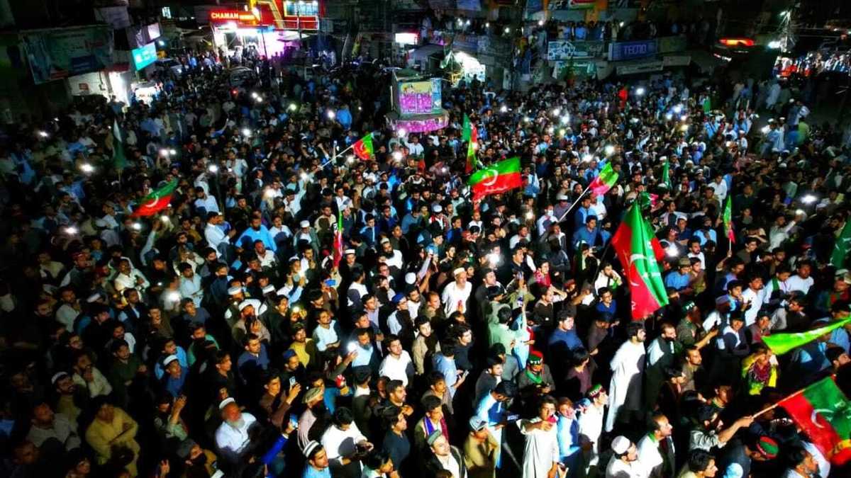 مردم در کنار «عمران خان» در خیابان ها؛ فضای دو قطبی در پاکستان بیش از پیش نمایان شده است
