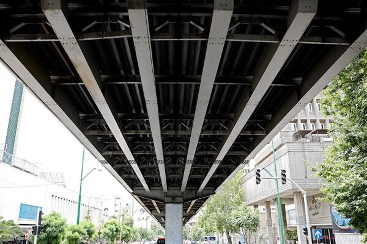 پل حافظ درتقاطع خیابان طالقانی در ایام نوروز جمع‌آوری می‌شود