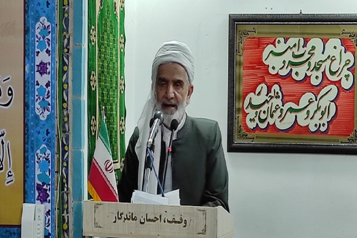 امام جمعه سنندج: امام خمینی( ره) الگوی همه مردم جهان شده‌اند/ آیت‌الله خامنه‌ای بی‌نظیرترین جانشین برای امام بودند