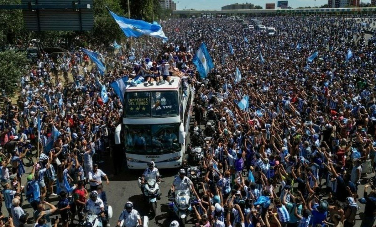 سقوط ناگوار دو هوادار آرژانتینی از پل در جشن قهرمانی