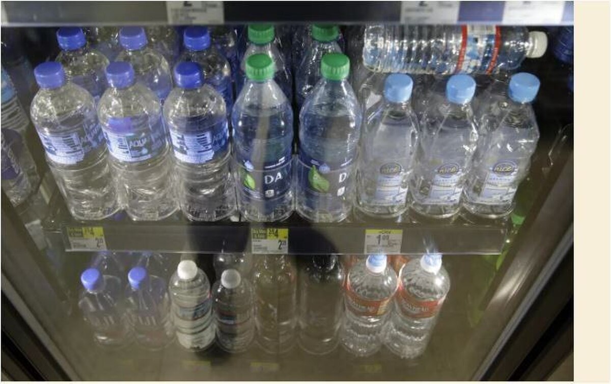 محققان هزاران قطعه نانوپلاستیک را در بطری های آب آشامیدنی کشف کردند