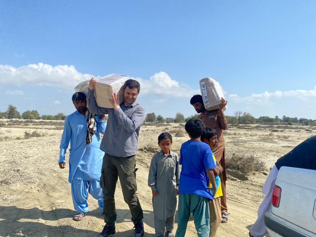 حضور خشایار نادی در مناطق سیل زده سیستان و بلوچستان