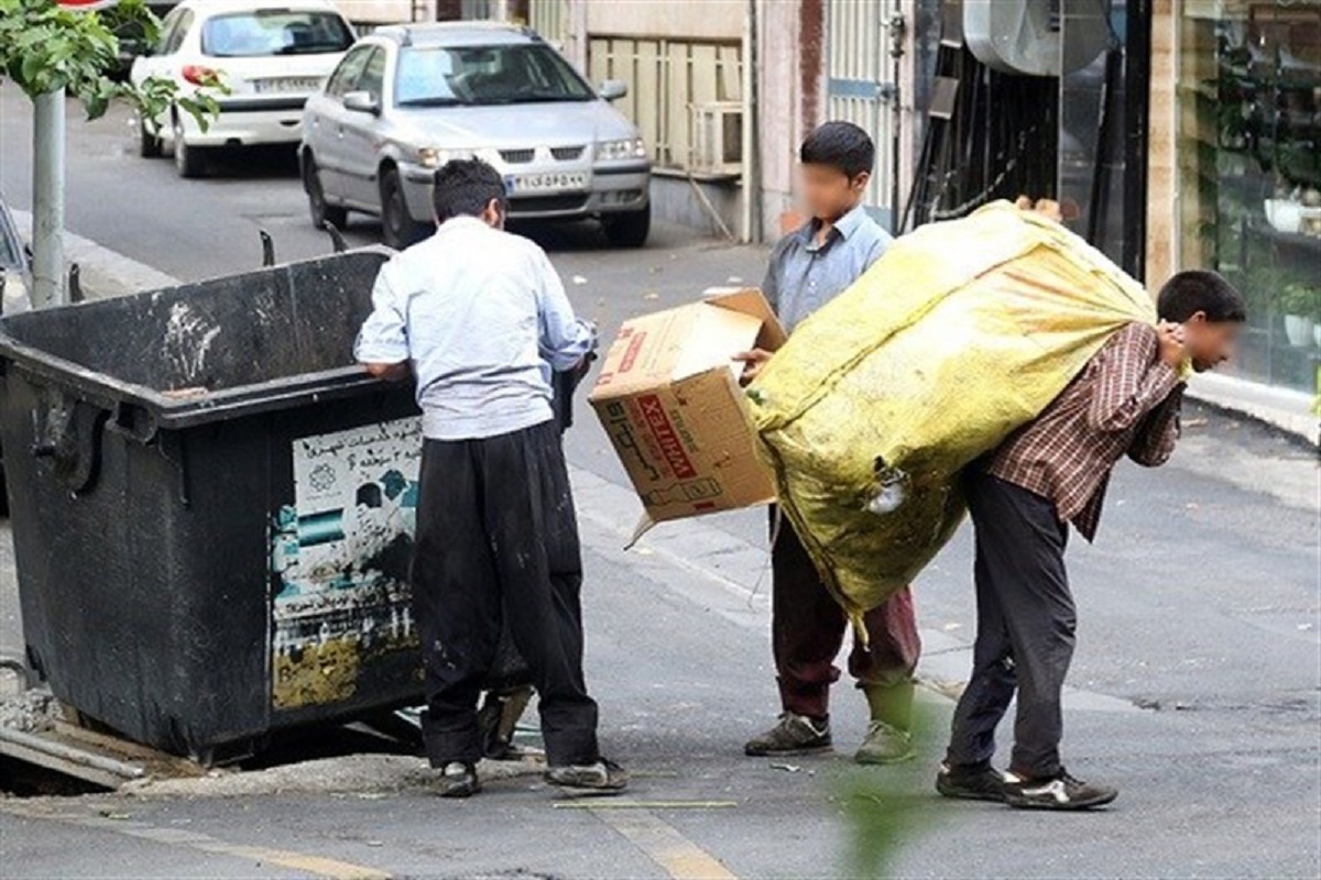 معتادان زباله‌گرد در سنندج به جای پول، مواد مخدر تحویل می‌گیرند