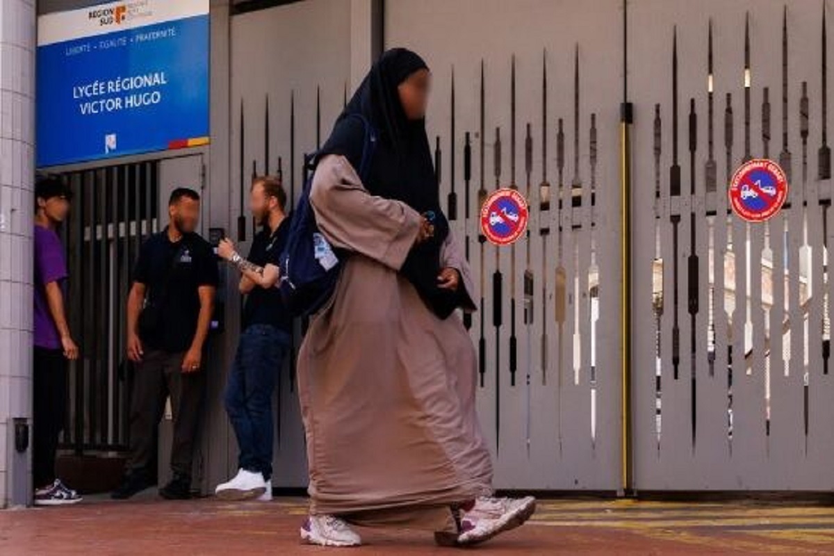 جنجال ممنوعیت پوشش اسلامی در مدارس فرانسه/ هشتگ عبا ترند توییتر شد