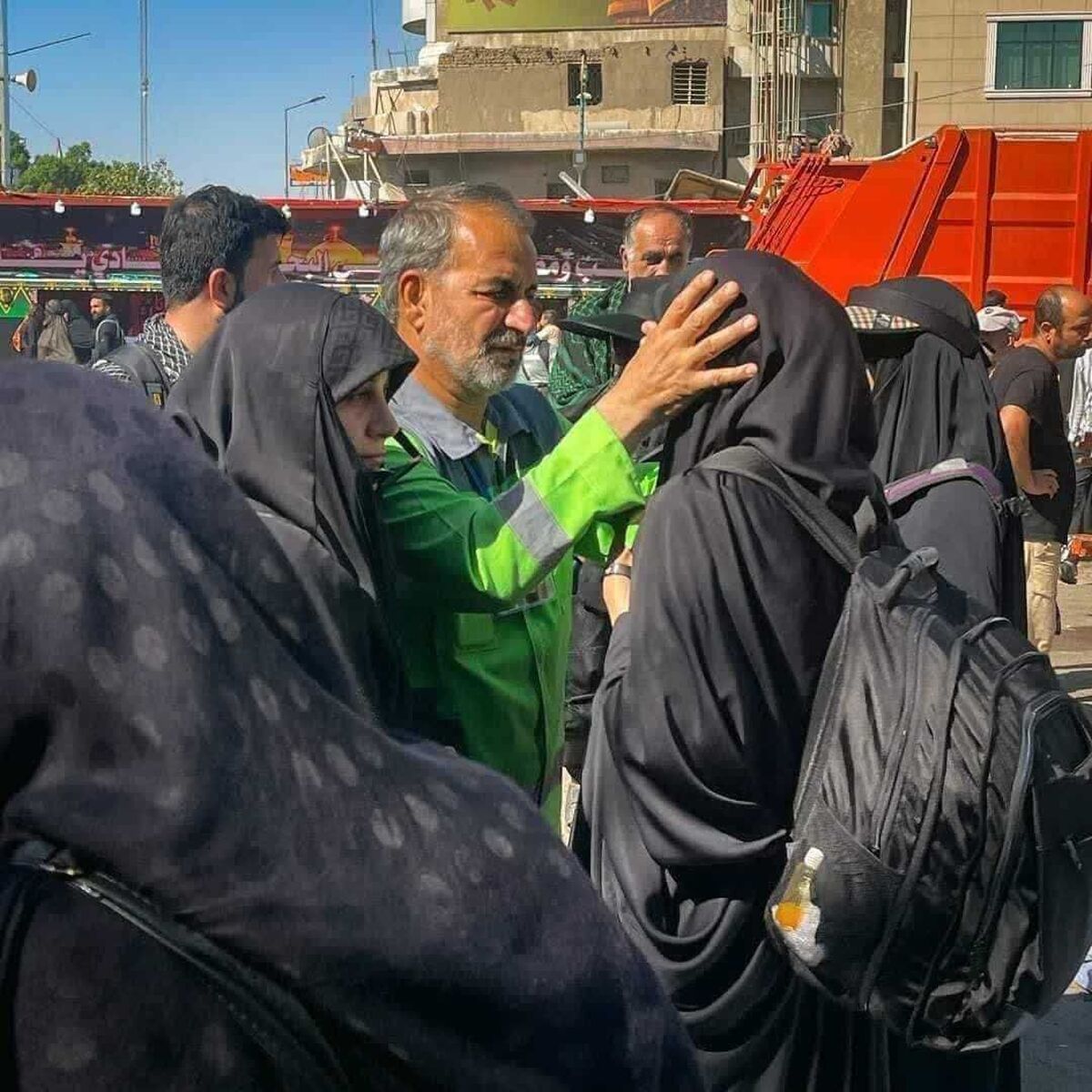 این نظافتچی داوطلب ایرانی در مسیر اربعین، یک پروفسور نخبه بود