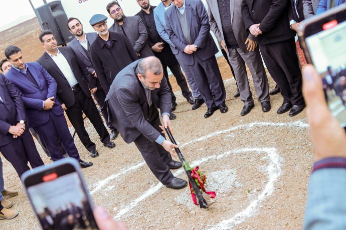 سرمایه‌گذاری جدید «ومعادن» در دیار پهلوانان / کلنگ احداث نیروگاه پویای کرمانشاه به زمین خورد