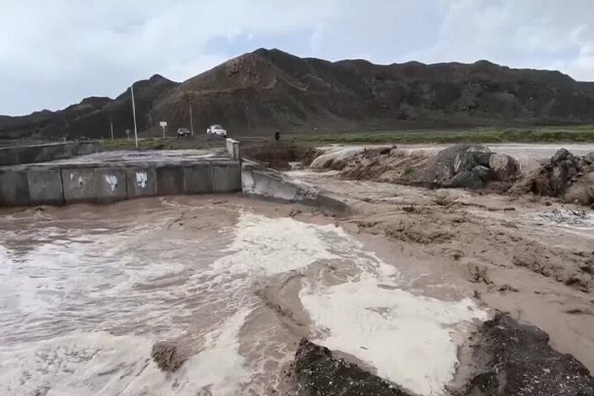 سیل ۴ جاده روستایی کلات را مسدود کرد