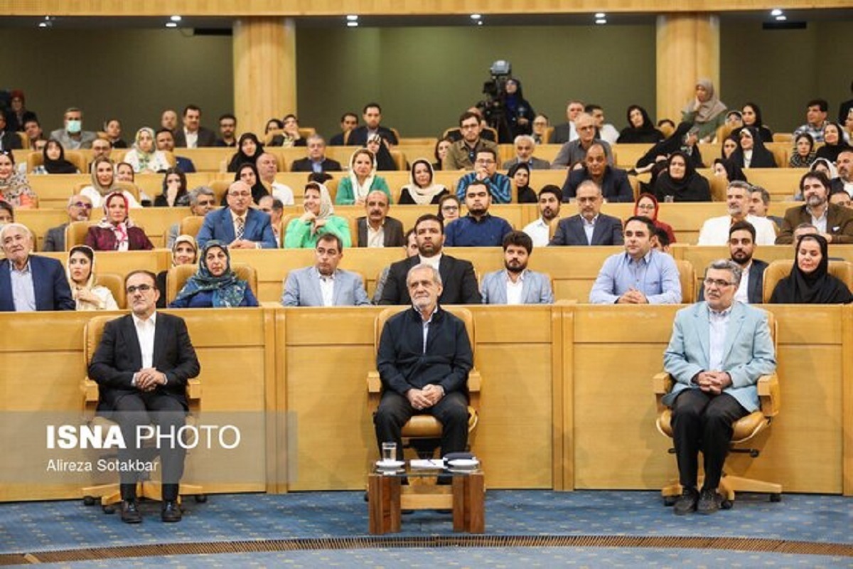 پزشکیان: بار سنگین مسئولیت سلامت مردم چیزی نیست که بتوان به راحتی بر دوش گرفت