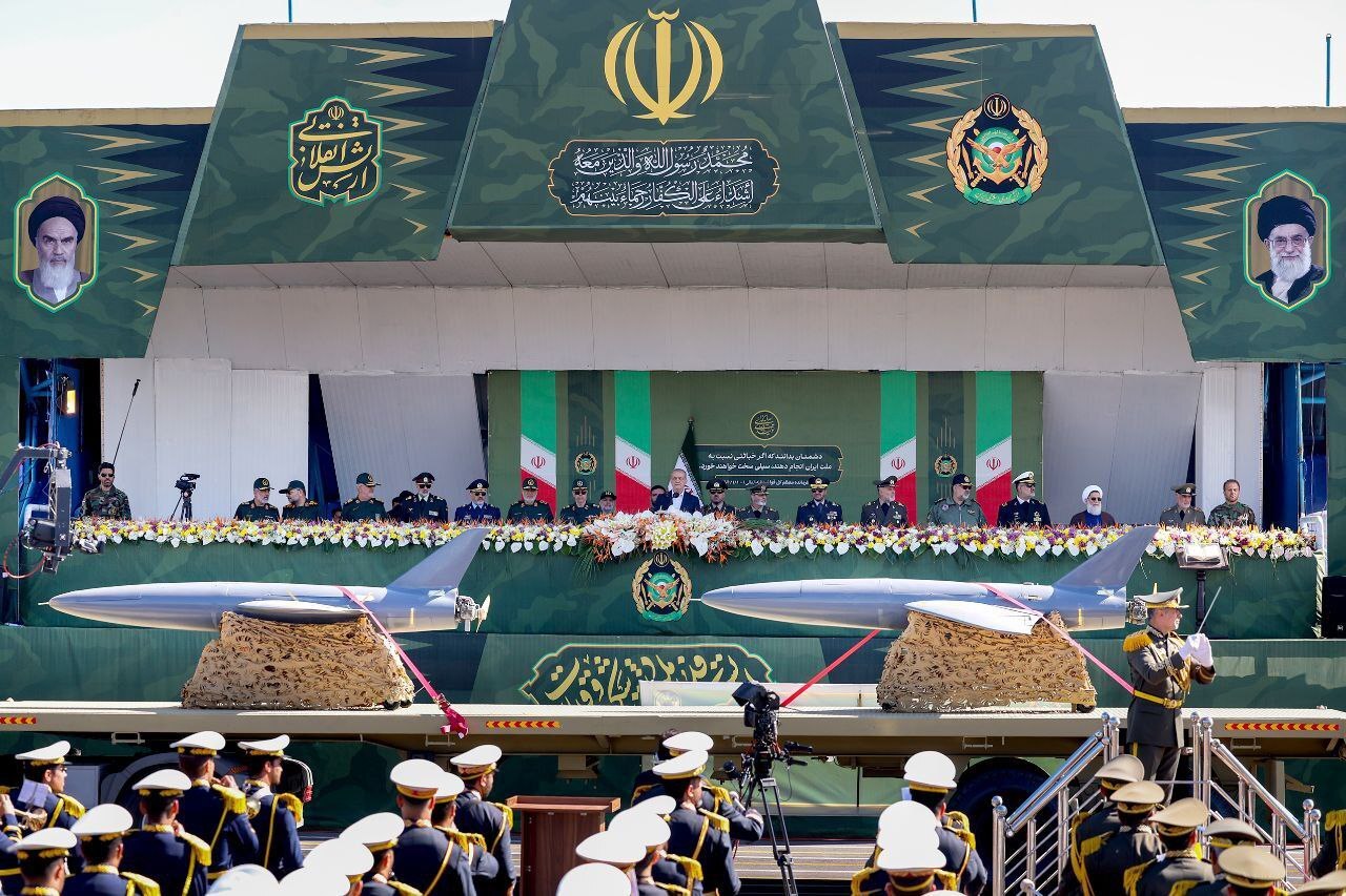 ارتش دژ محکم حکومت و زینت ولایت است / نمایش قدرت دفاعی ایران در رژه ارتش ارتش دژ محکم حکومت و زینت ولایت است / نمایش قدرت دفاعی ایران در رژه ارتش