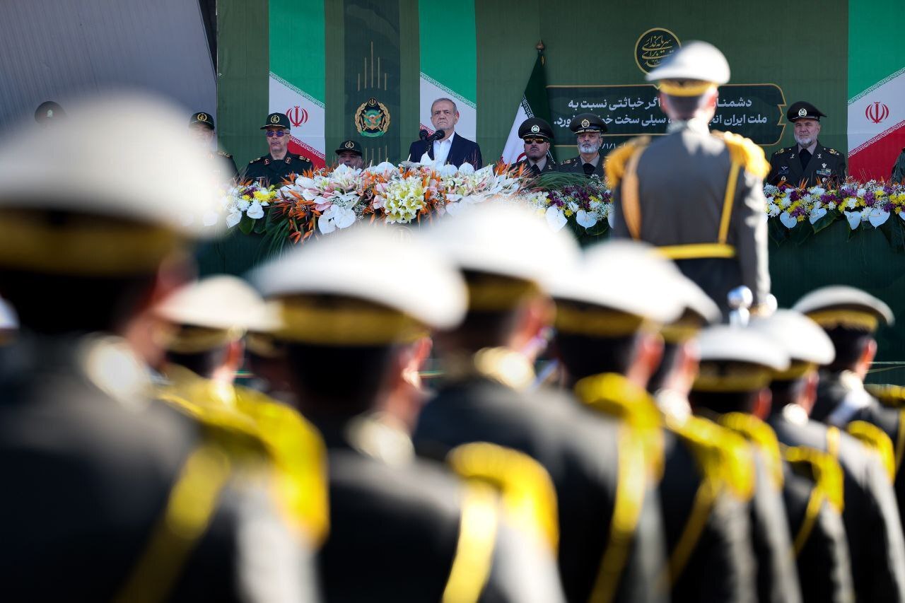 ارتش دژ محکم حکومت و زینت ولایت است / نمایش قدرت دفاعی ایران در رژه ارتش ارتش دژ محکم حکومت و زینت ولایت است / نمایش قدرت دفاعی ایران در رژه ارتش