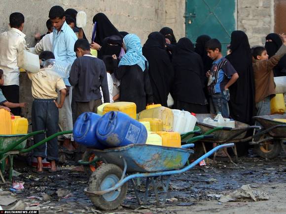 یمنی ها دور یک شیر آب جمع شده اند تا سطل هایشان را پر کنند. صنعا از کمبود آب شدید رنج می برد. 