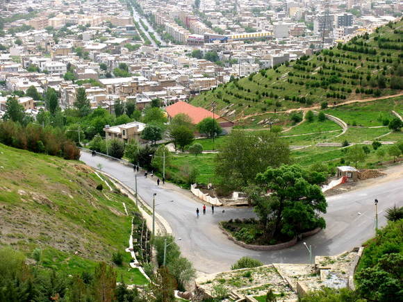 این پارک فوق‌العاده دیدنی از محبوب‌ ترین تفرجگاه های سنندج و غرب کشور به شمار می‌آید و همواره انواع تورمسافرتی را می‌ توان در آن مشاهده کرد. این پارک با موقعیت خاص خود در شب ها جلوه‌ای خاص از شهر را به نمایش می ‌گذارد و مملو است از رستوران‌های تراز اول و فوق‌العاده. درضمن بازار سنتی سنندج، چهار باغ و موزه سنندج از دیگر دیدنی‌هایی هستند که لازم است در طول تورمسافرتی خود به این شهر از آنها بازدید نمائید.