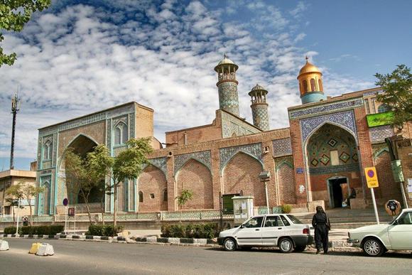 این مسجد تاریخی که در اوایل دوران قاجار در شهر سنندج کردستان ساخته شده، بنایی است متشکل از 2 ایوان. در حیاط اصلی مسجد می‌توان حجره‌هایی را برای آموزش طلاب و شاگران این مسجد مشاهده کرد. این مسجد با داشتن 24 ستون در جای جای خود یکی از زیباترین بناهای تاریخی منطقه محسوب می ‌شود. شما می ‎‌توانید برای بازدید از آن توریک روزه‌ ای را اختصاص داده و از جای جای آن دیدن نمائید.