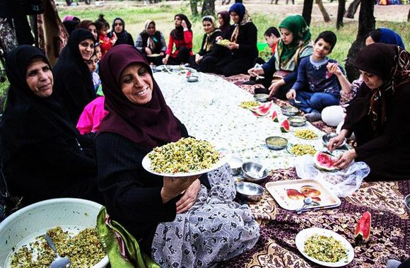 از جمله غذاهایی که در این روز پخته می شود، دُیماج است که ترکیبی از نان خرد شده، پنیر، سبزی، گردو، کشمش و سیر می باشد. قیمه نثار خوشمزه هم که پای ثابت تمامی دور همی های مردم قزوین است. پخت آش رشته و خوردن آجیل مشکل گشا هم در این روز رواج زیادی دارد. از جمله مراسم جالبی که در این روز توسط قزوینی ها انجام می شود و از نظر اعتقادی، شبیه به سیزده سنگ سیزده بدر می باشد، این است که مردم به پای دیوار رفتع و سنگ کوچکی را به آن فشار می دهند، نیت می کنند و سپس سنگ رها می کنند. اگر سنگ به دیوار چسبید و نیفتاد، یعنی آرزویشان برآورده می شود و در غیر این صورت یعنی نیتشان خالص نبوده است.