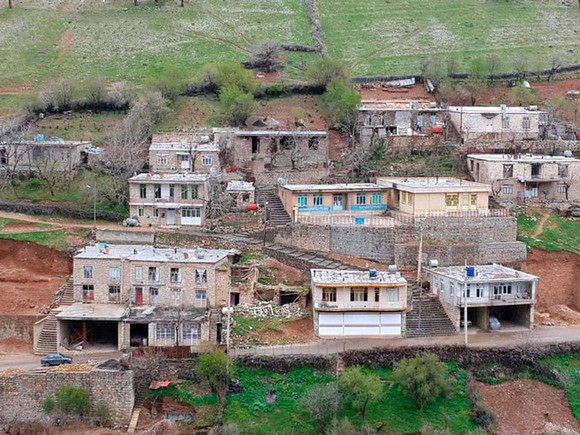 در حقیقت، روستای ساتیاری از جاذبه های گردشگری کرمانشاه و از روستاهای تابعه شهرستان پاوه می باشد.این روستا در حدفاصل 25 کیلومتری شهرستان پاوه و در دهستان شیوه سر قراردارد و نیز نزدیکترین روستا به بخش باینگان محسوب می شود. ساتیاری، طبیعتی چهارفصل دارد و از آب و هوای بسیار مطبوعی برخوردار است. دامنه های روستا در فصل زمستان، سفیدپوش و در فصل بهار پر از درختان متنوع و دارای سرسبزی چشم نوازی می باشد، محصولات باغات سرسبز روستا، میوه هایی مانند گیلاس، هلو، زردآلو، آلو، گلابی، انگور و انجیر می باشد، البته جالب است بدانید که اکثر درختان این روستا، درختان گردو، بادام، و انگور هستند. باغات انگوری که در دورتا دور روستا قرار دارند، زیبایی این روستای کوچک را دوچندان می کنند