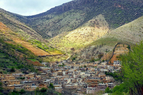  ساتیاری . (اِخ ) دهی است از دهستان جوانرود، بخش پاوه شهرستان سنندج، واقع در 12 هزارگزی جنوب باختری پاوه و 10 هزار گزی باختر راه اتومبیل روی شهرستان کرمانشاه به پاوه. کوهستانی و سردسیر است و از آب چشمه، مشروب میشود و محصول آن غلات و توتون و لبنیات و پشم و روغن است. 388 تن سکنه دارد که به زراعت و گله داری اشتغال دارند و راه آن اتومبیل رو است از فرهنگ جغرافیائی ایران ج 5