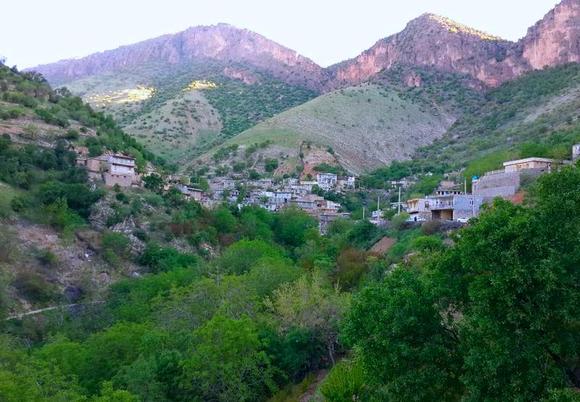 روستای ساتیاری پاوه که یکی از قدیمی ترین روستاهای اورامانات و از زیباترین جاذبه های گردشگری کرمانشاه محسوب می شود، تا چند سال گذشته، بافتی کاملا قدیمی داشته، اما از حدود 4 سال پیش تا به حال تقریبا اکثر خانه ها بازسازی شده است و همچنین تعدادی خانه جدید به روستا اضافه شده و در حال حاضر، روستای ساتیاری بیش از 200 ساختمان دارد. جاده ی منتهی به ساتیاری تا 100 متری روستا آسفالت شده و از آنجا به بعد سنگ فرش است. ویژگی های منحصر به فردی که توانسته این منطقه را به یک مقصد گردشگری بی نظیر تبدیل کند، مواردی است چون معماری سنگی، پلکانی و همنوا با طبیعت، فرهنگ مهمان نوازی و مهمان پذیری کم نظیر و همچنین سبک زندگی روستایی و طبیعت بکر و زیبای آن. یکی از مهم ترین اقداماتی که به منظور فعالیت های گردشگری در ساتیاری شکل گرفته است، طرح اقامتگاه بوم گردی 