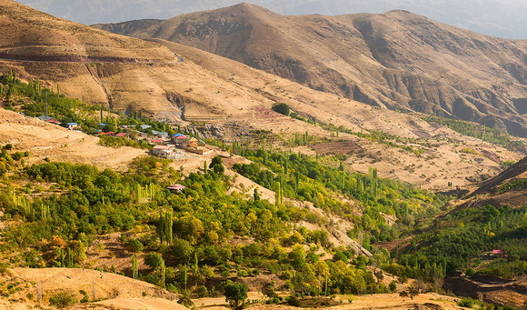  یکی از اولین جاهایی که برای تهران گردی و سفر یک روزه به اطراف تهران معرفی می شود، منطقه الموت قزوین می باشد. برای رفتن به الموت باید از اتوبان تهران- کرج به سمت قزوین رانندگی کنید. بعد از خروجی قزوین به سمت شهر بروید تا به میدان مینو در برسید. در قسمت شمالی این میدان، جاده الموت قرار گرفته است و با طی کردن این مسیر به یکی از منحصر به فردترین قلعه های ایران که قلعه سرخ و خاکستری رنگ است، می رسید. در پیرامون این قلعه، در هر چهار طرف آن، پرتگاهی قرار دارد و تنهاه راه ورودی و امن، در انتهای ضلع شمال شرقی قلعه واقع شده است. بعد از این که از این قلعه دیدن کردید و دلتان خواست که جاهای دیدنی دیگری را هم ببینید، پیشنهاد می کنیم که از دریاچه ی اوان که دارای آبی زلال می باشد، دیدن کنید. اگر تابستان باشد، می توانید در آب پاک و تمیز این دریاچه آب تنی کنید و یا به قایق سواری و ماهیگری در آن بپردازید. برای رفتن به دریاچه اوان، اگر از اتوبان تهران به قزوین بروید و 2 کیلومتر قبل از قزوین، مسیر فرعی سمت راست اتوبان که با  تابلو الموت را نشان داده است، را رانندگی کنید، بعد از حدود 40 دقیقه به رجایی دشت خواهید رسید. فاصله دریاچه اوان تا رجایی دشت، حدود 20 کیلومتر می باشد. در مسیر می توانید به تهران گردی نیز بپردازید و جذابیت های اطراف شهر تهران را ببینید